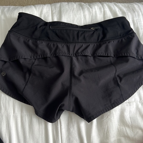 Black LuluLemon Speed Up Shorts 2.5 size 4 - Picture 2 of 3